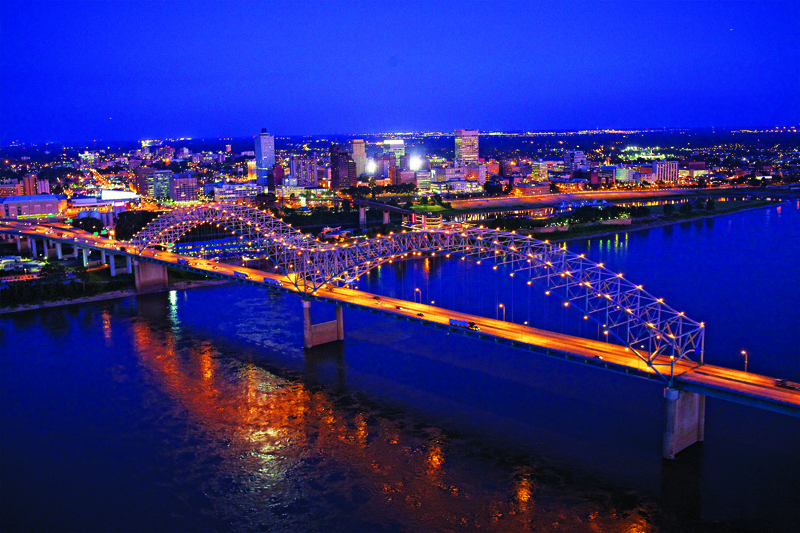 a picture of the Memphis skyline along the MIssissippi 