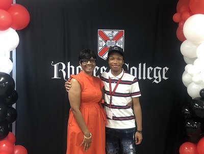 image of student Everett Embry with aunt in front of Rhodes College sign