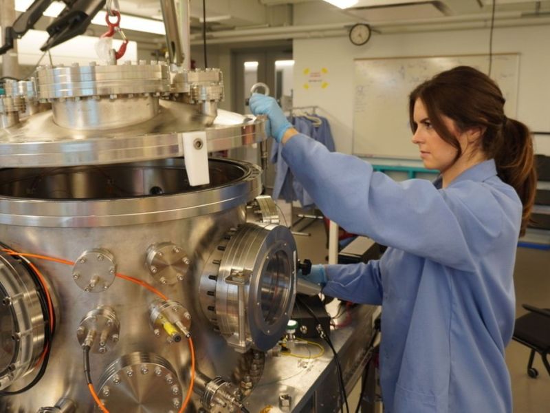 Giuliana Hofheins working in a lab