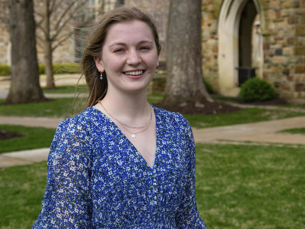 image of smiling college student Caitlin Evans 