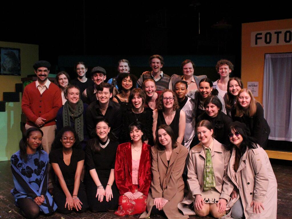 group photo of Amélie cast