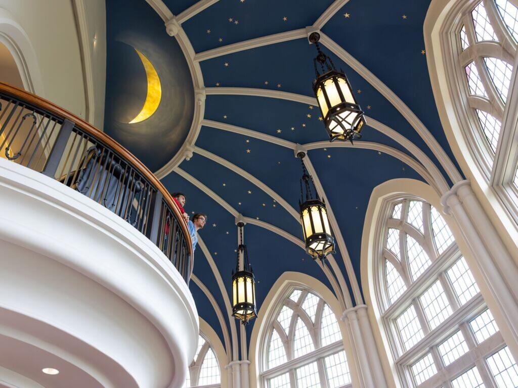 image of students standing on the balcony of Barret Library at Rhodes College