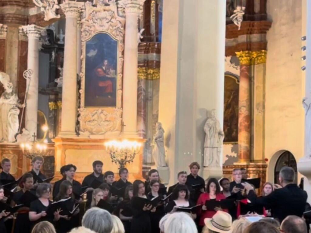 image of Rhodes Singers performing before an audience