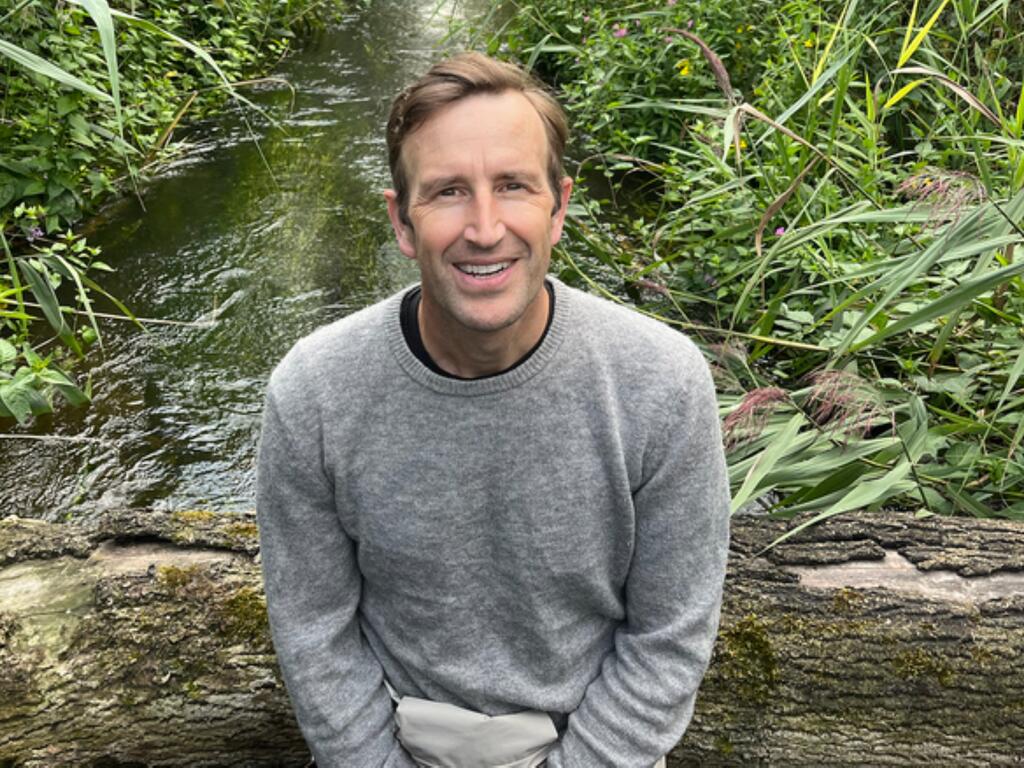 head and shoulder image of Robert Macfarlane