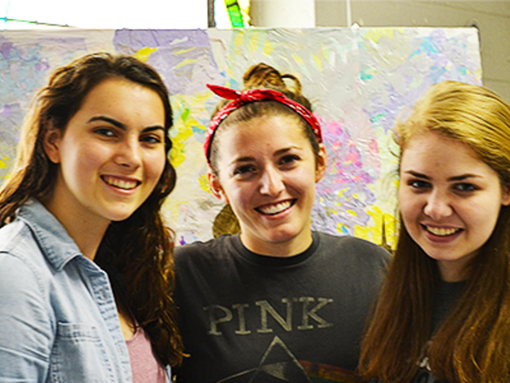 Photo of students McKenzie Drake ′17, Olivia Knauss ′15, Hannah Lewellen ′16.